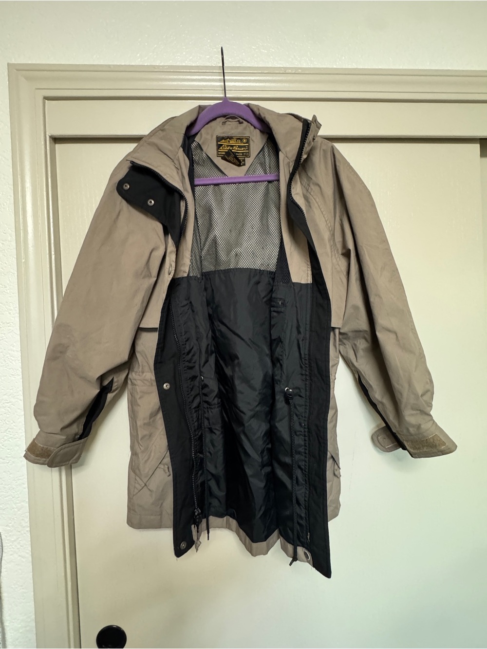 Women’s vintage Eddie Bauer Beige and Black Hooded Jacket